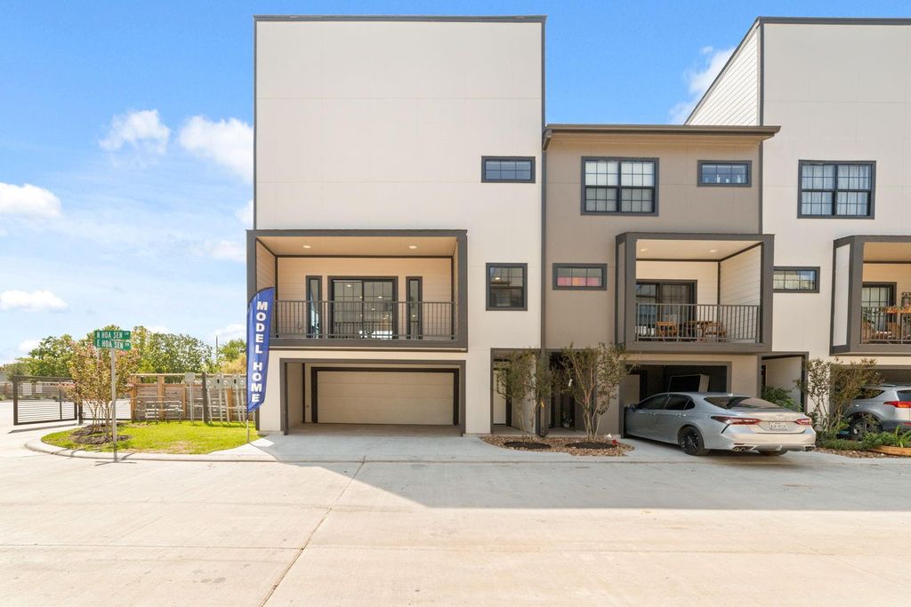 Photo of 11923 N Hoa Sen Circle, Houston, TX 77072 (MLS # 62833512)
