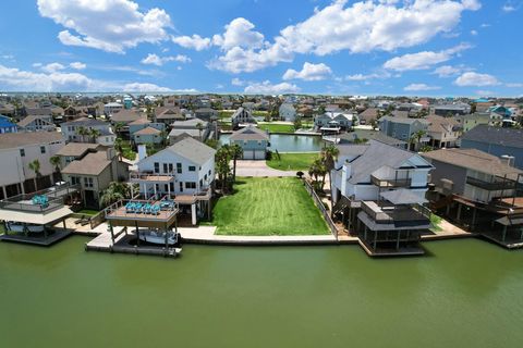 Photo of 1318 Outrigger, Tiki Island, TX 77554 (MLS # 39128982)