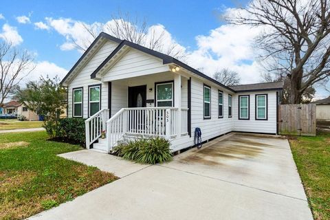 Photo of 505 18th Avenue N, Texas City, TX 77590 (MLS # 27111719)