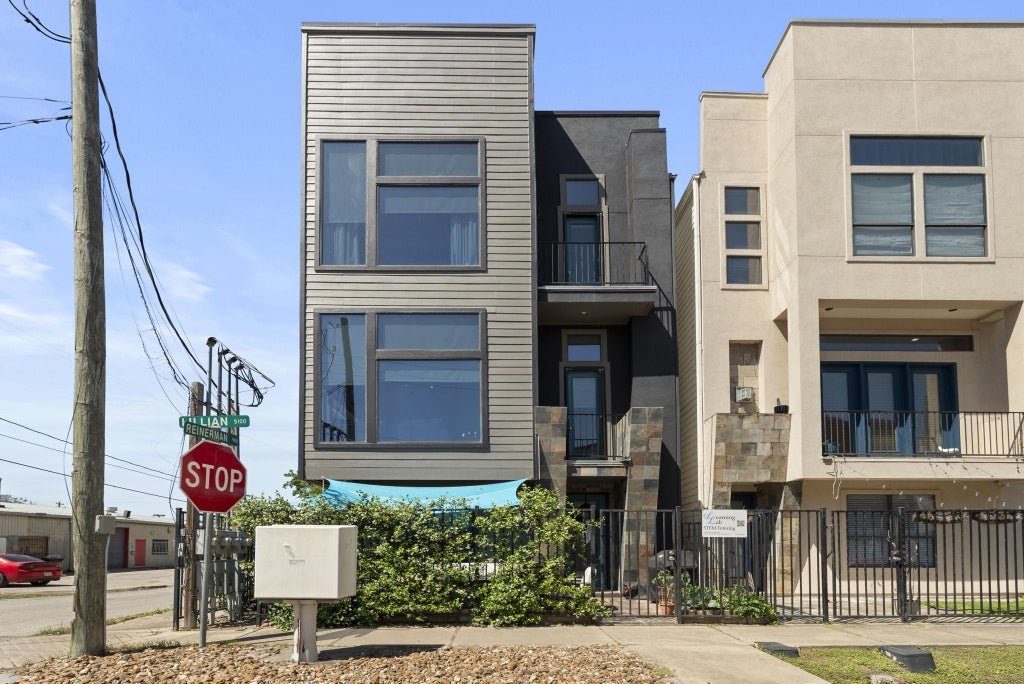 Photo of 5122 Lillian St St, Houston, TX 77007 (MLS # 87356642)