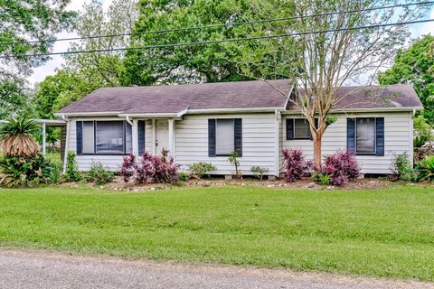 Photo of 1504 Avenue K, Nederland, TX 77627 (MLS # 88841970)