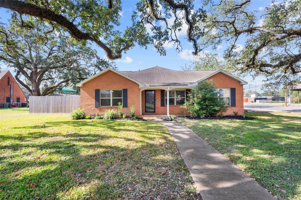 Photo of 302 S Hardie Street, Alvin, TX 77511 (MLS # 56077031)