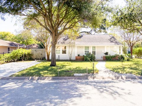 Photo of 127 Pompano Avenue, Galveston, TX 77550 (MLS # 72269532)