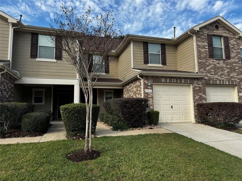 Townhouse For Sale - 16131 Sweetwater Fields Lane<br/> Tomball, TX 77377