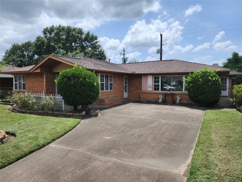 Photo of 11319 Walk Drive, Houston, TX 77076 (MLS # 31120567)