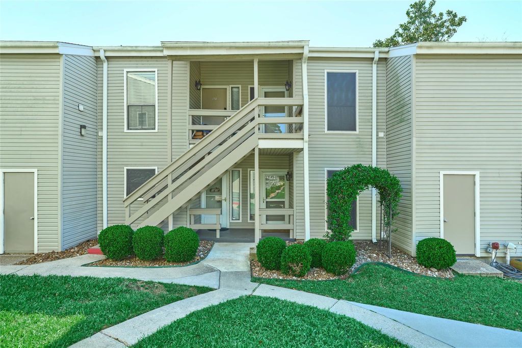 Photo of 192 April Point Drive N, Montgomery, TX 77356 (MLS # 20368579)