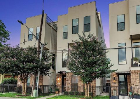 Photo of 2114 Sabine Street, Houston, TX 77007 (MLS # 67212228)