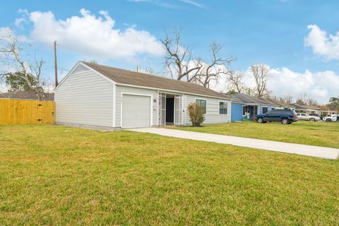 Photo of 4901 Richfield Lane, Houston, TX 77048 (MLS # 58107188)