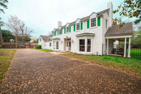Photo of 204 W Dallas Street W, Conroe, TX 77301 (MLS # 49466792)