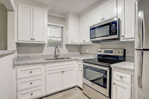 Photo of 405 Hawthorne Street #22, Houston, TX 77006 (MLS # 74436104)