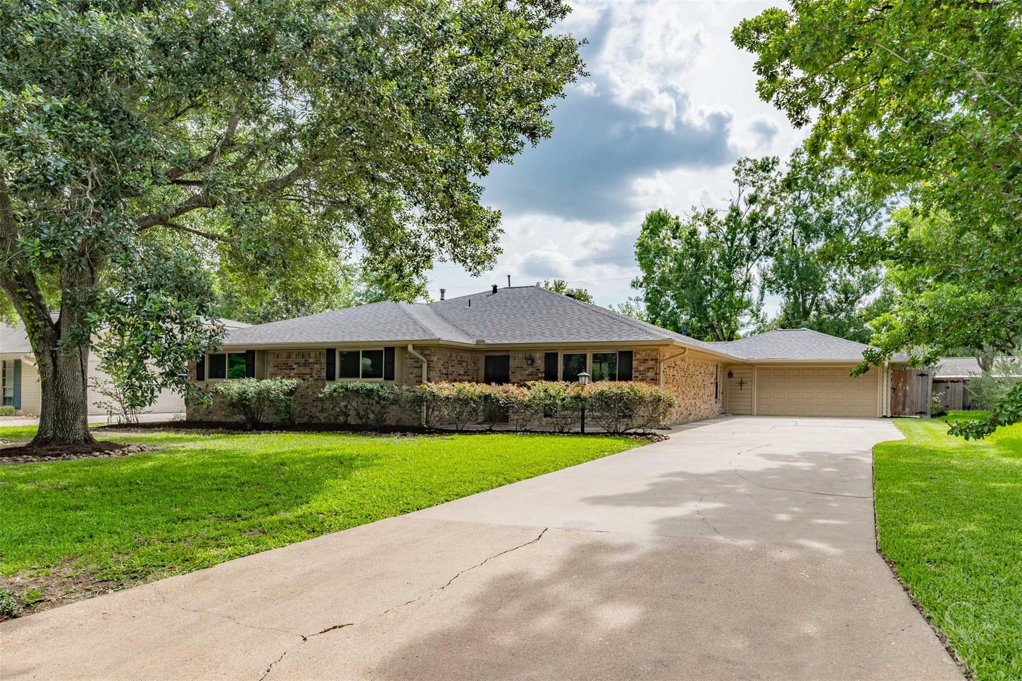1015 Bluebonnet St