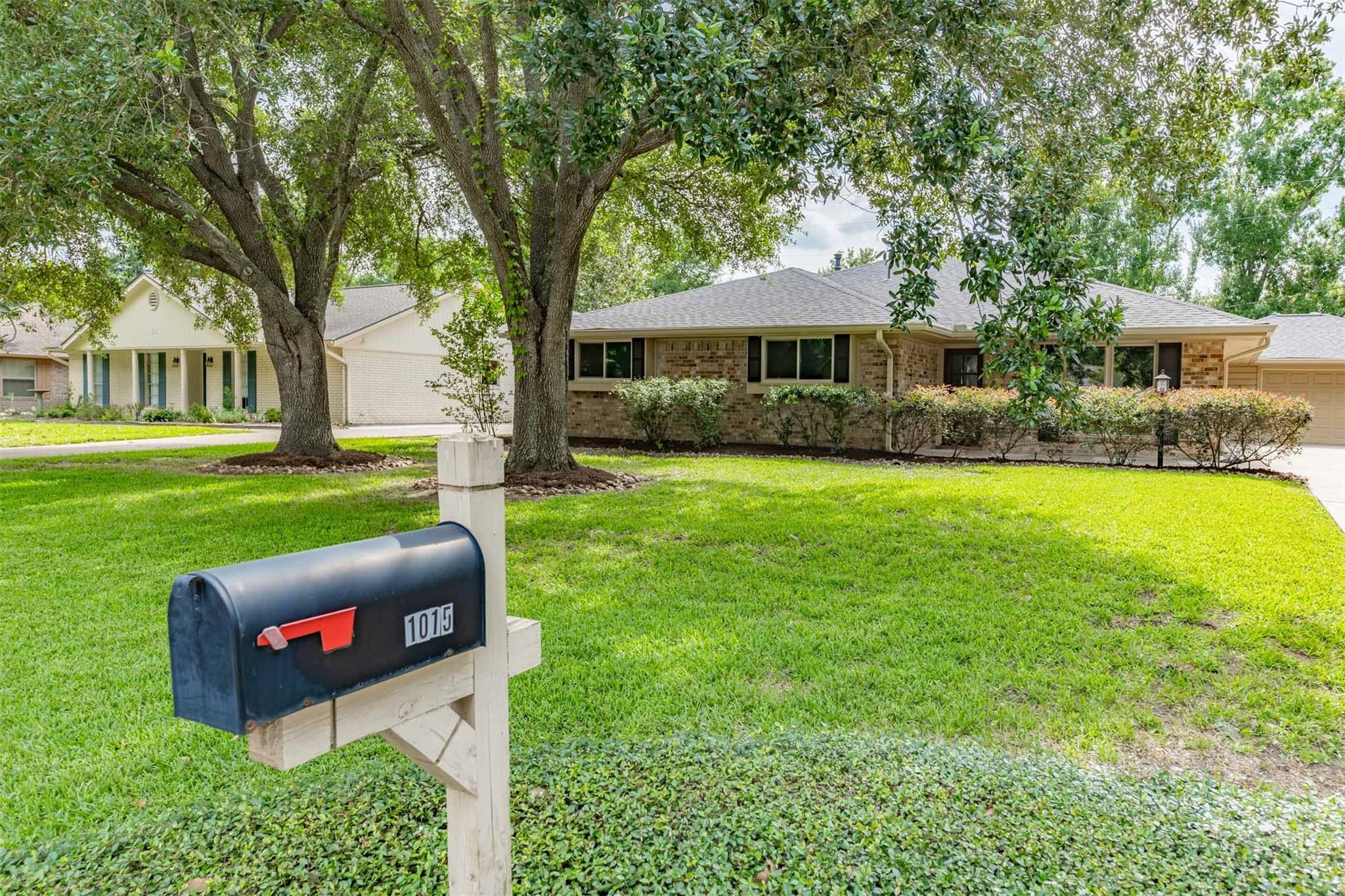 1015 Bluebonnet St