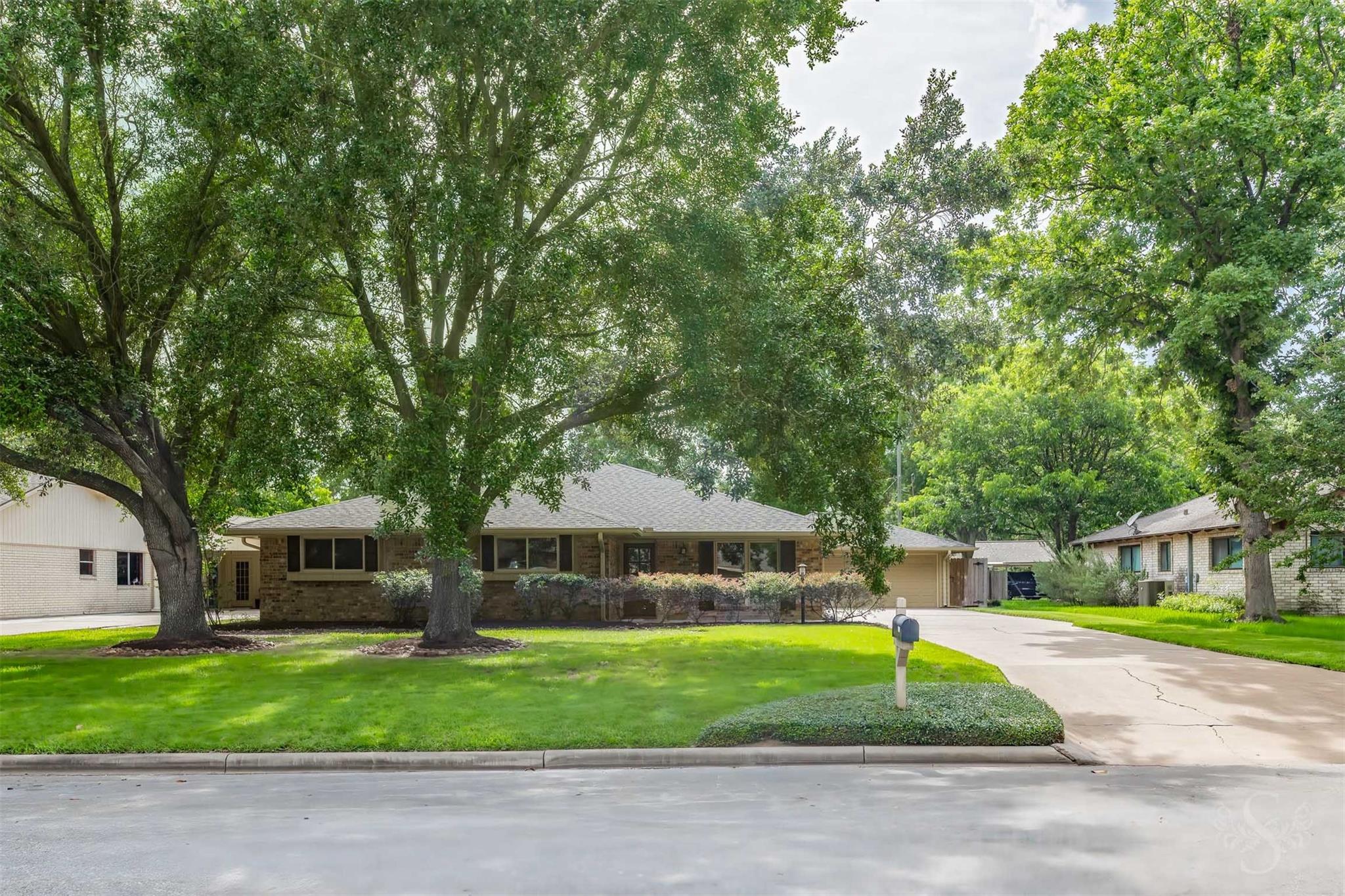 1015 Bluebonnet St