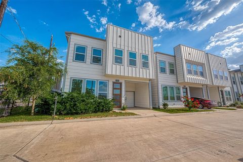 Photo of 7703 Rainbow Close Lane, Houston, TX 77055 (MLS # 49943748)