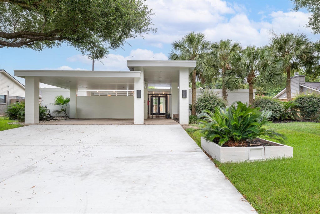 Photo of 10211 Willowgrove Drive, Houston, TX 77035 (MLS # 28392241)