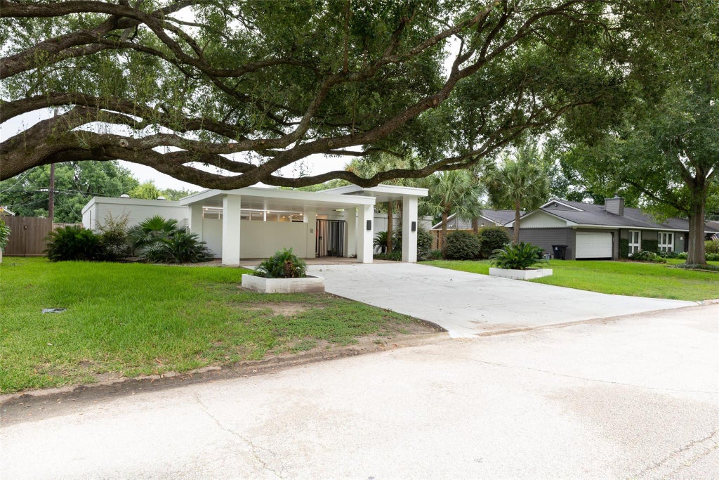 Photo of 10211 Willowgrove Drive, Houston, TX 77035 (MLS # 28392241)