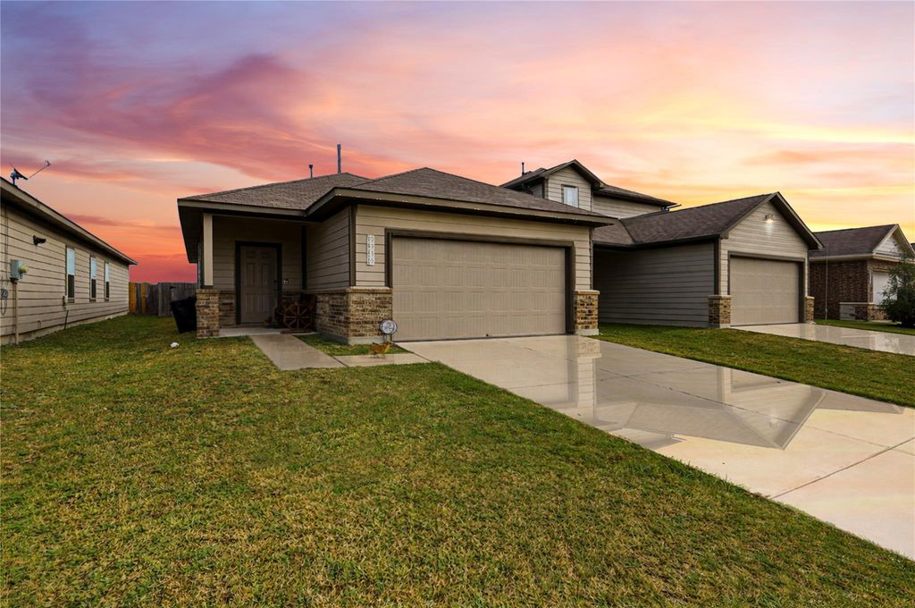 Photo of 9938 Yanet Grove Lane, Houston, TX 77044 (MLS # 68805548)