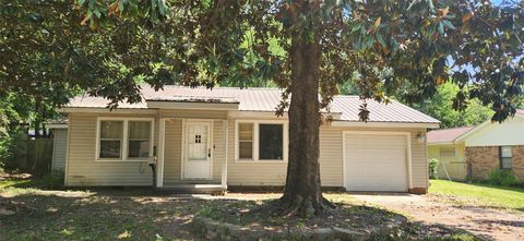 Photo of 1908 Lee Street, Longview, TX 75604 (MLS # 61184267)