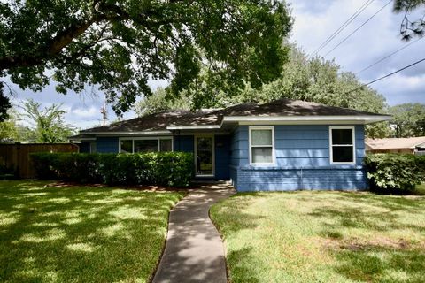 Photo of 4702 Kingfisher Drive, Houston, TX 77035 (MLS # 23466851)