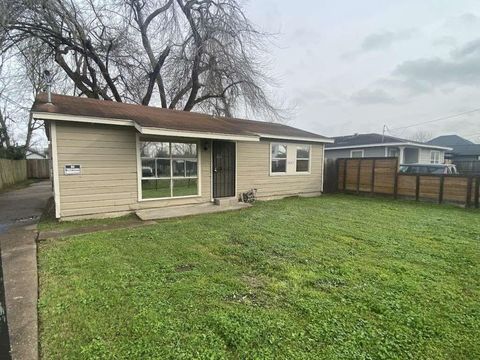 Homes For Sale - 4637 Clover Street<br/> Harris County, Houston, TX 77051