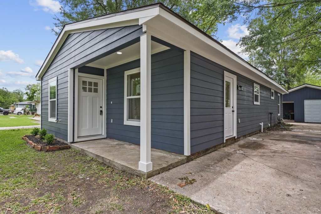 Photo of 213 W Homan Street, Baytown, TX 77520 (MLS # 98327124)