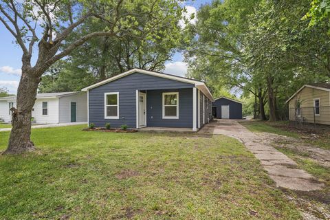 Photo of 213 W Homan Street, Baytown, TX 77520 (MLS # 98327124)