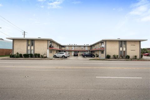 Photo of 516 Holiday Drive, Galveston, TX 77550 (MLS # 74484509)