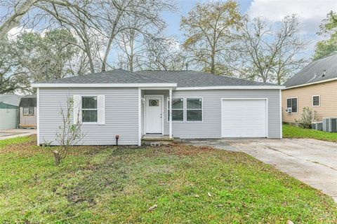 Photo of 1309 W Lang Street, Alvin, TX 77511 (MLS # 22428790)