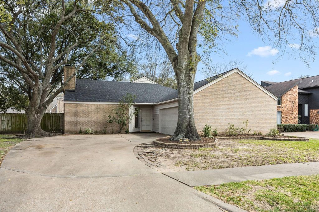 Photo of 8011 Suspiro Drive, Houston, TX 77083 (MLS # 15036524)