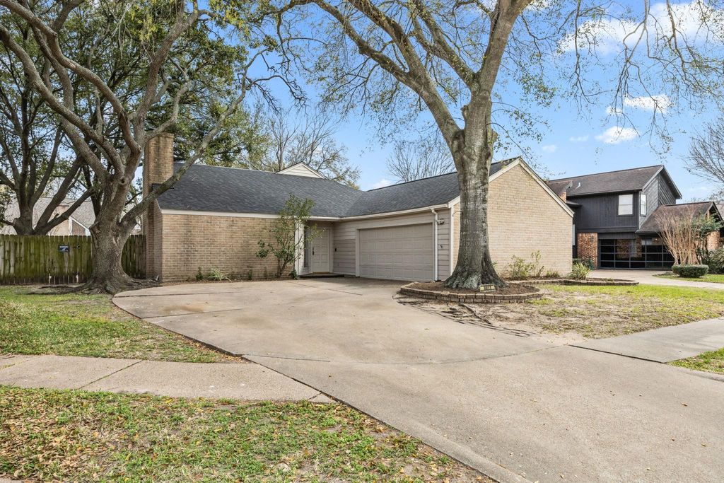 Photo of 8011 Suspiro Drive, Houston, TX 77083 (MLS # 15036524)