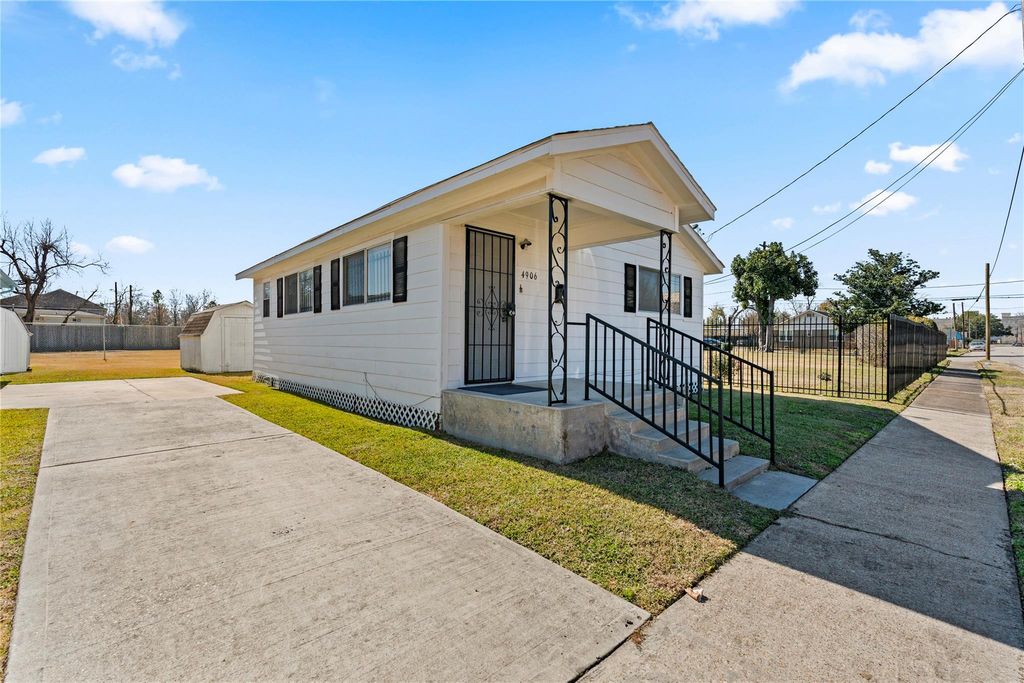Photo of 4906 Farmer Street, Houston, TX 77020 (MLS # 43044089)