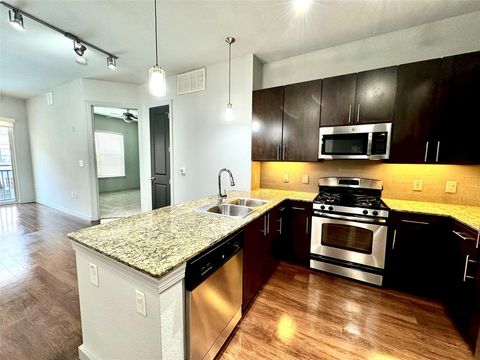 Photo of 2525 Mccue St Road #313, Houston, TX 77056 (MLS # 27301592)