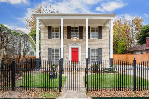 Photo of 827 Le Green St St, Houston, TX 77008 (MLS # 38201586)