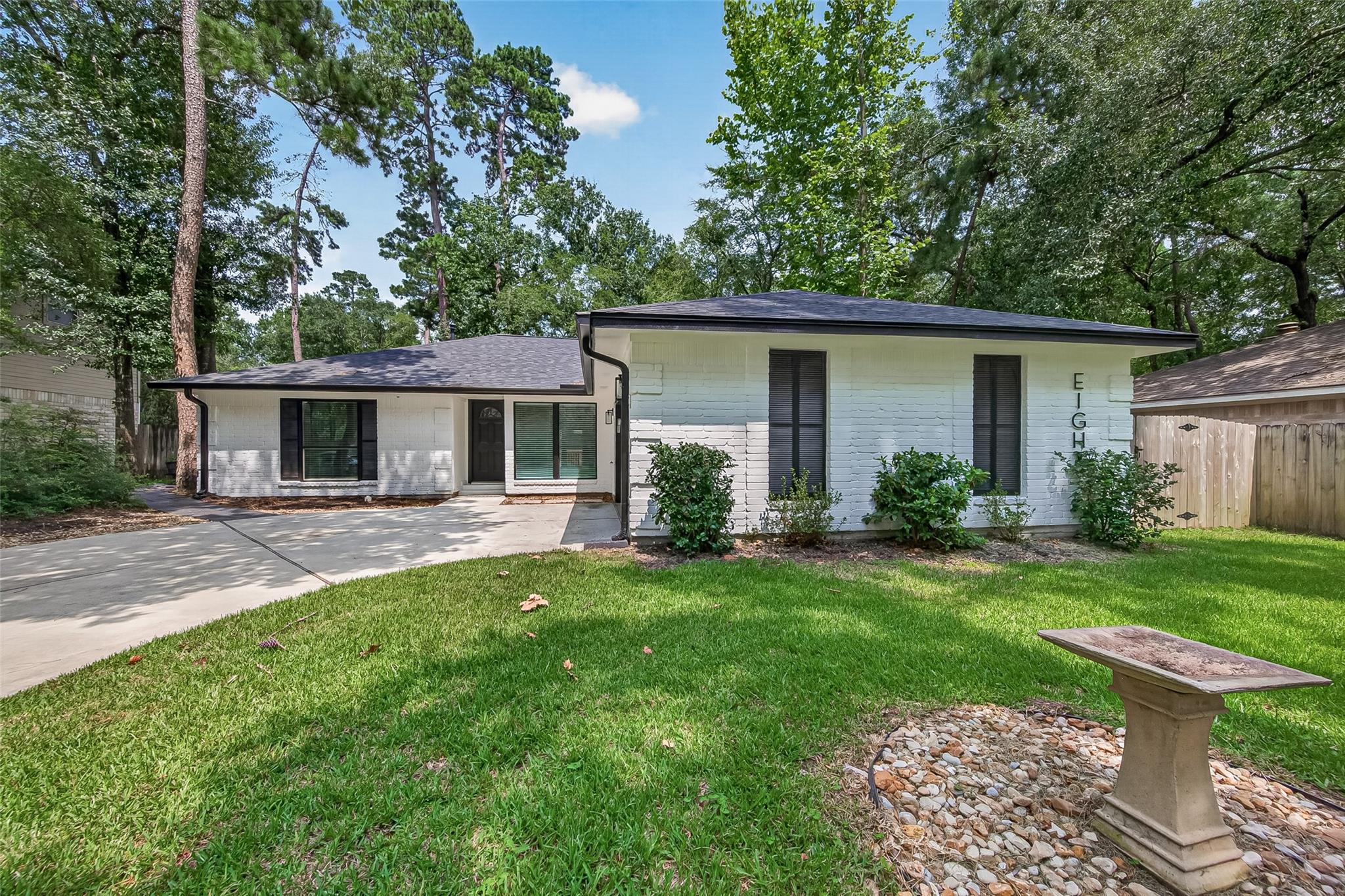 8 N Brook Pebble Court