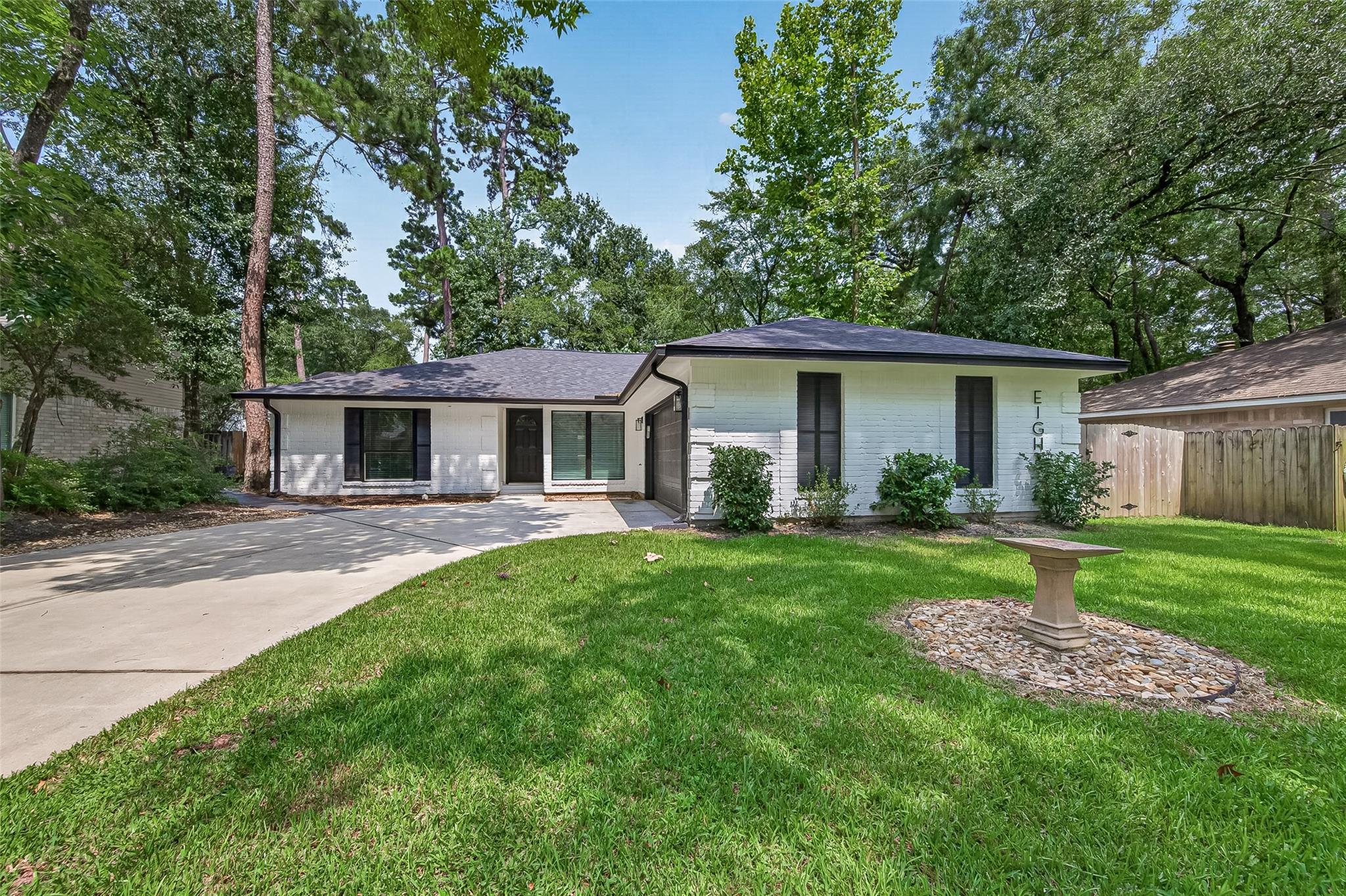 8 N Brook Pebble Court