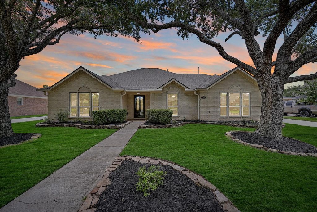 Photo of 2015 Stonecrest Way, Pearland, TX 77581 (MLS # 74748198)