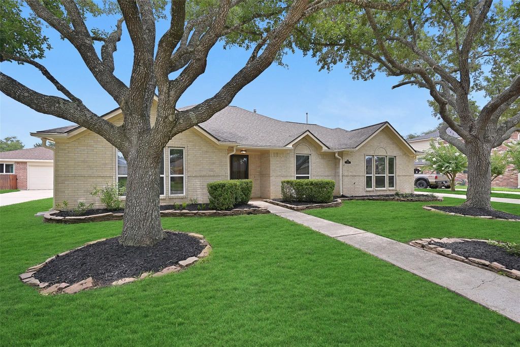 Photo of 2015 Stonecrest Way, Pearland, TX 77581 (MLS # 74748198)
