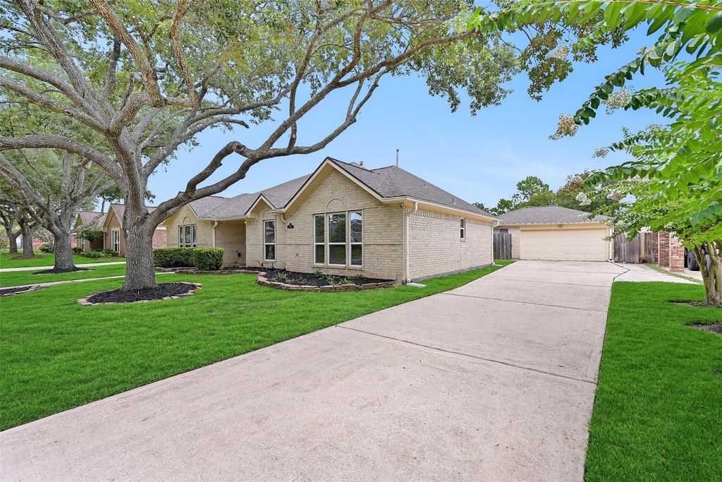 Photo of 2015 Stonecrest Way, Pearland, TX 77581 (MLS # 74748198)