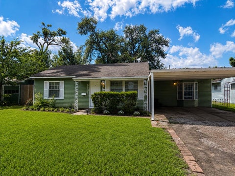 Photo of 6605 Westview Drive, Houston, TX 77055 (MLS # 16013375)