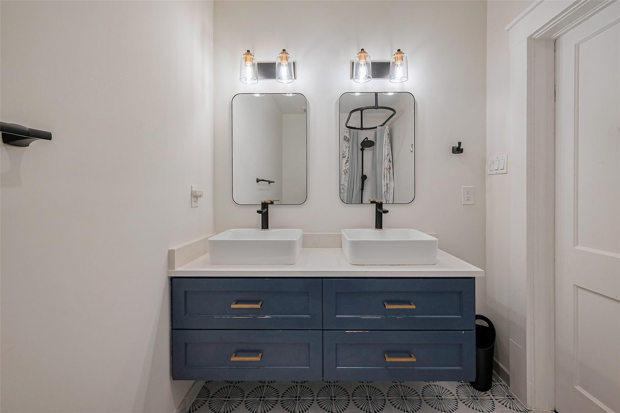 Houston, Texas 77006, United States, 2 Bedrooms Bedrooms, ,3 BathroomsBathrooms,Residential,Active,215722