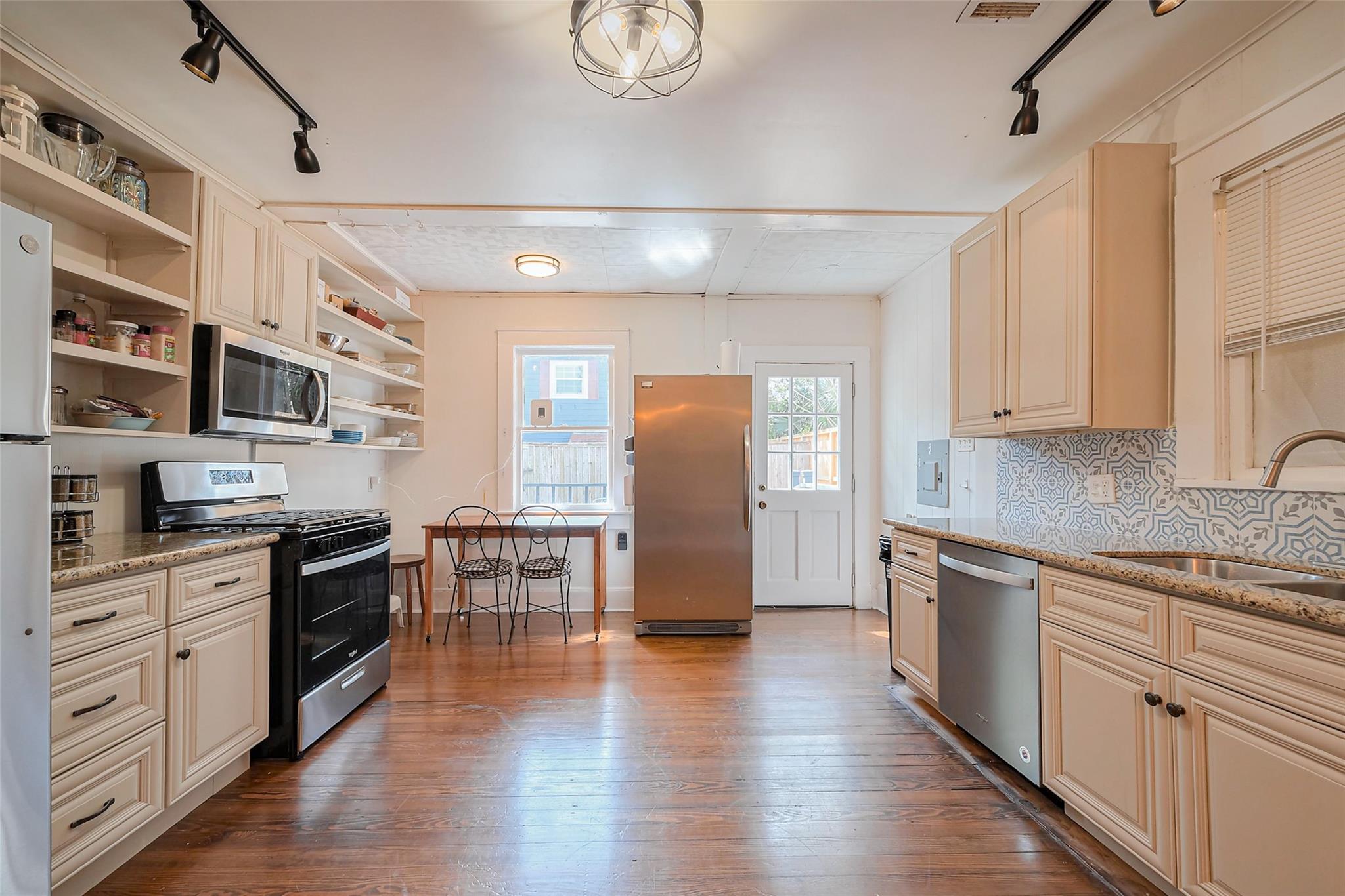 Houston, Texas 77006, United States, 2 Bedrooms Bedrooms, ,3 BathroomsBathrooms,Residential,Active,215722