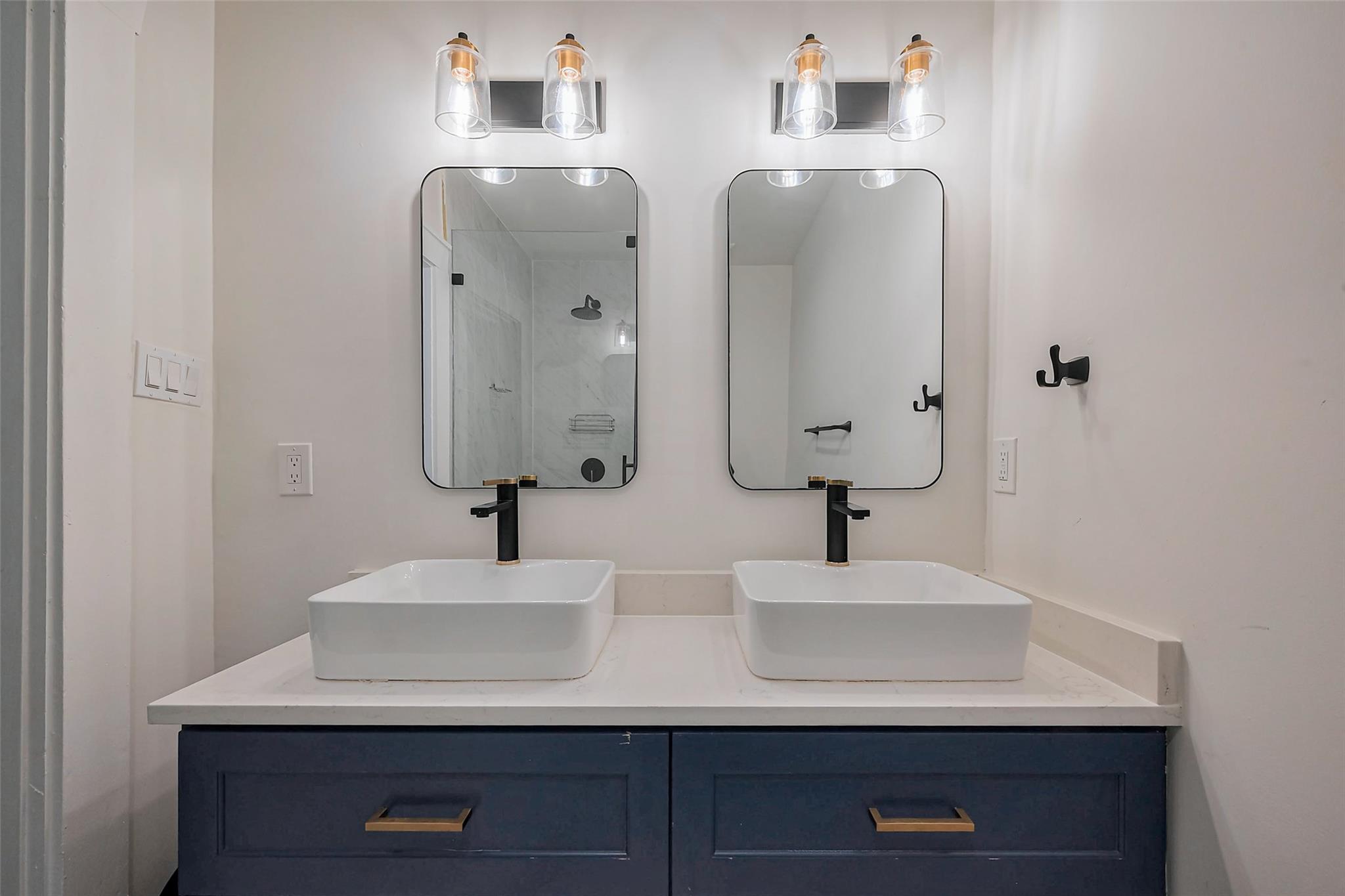 Houston, Texas 77006, United States, 2 Bedrooms Bedrooms, ,3 BathroomsBathrooms,Residential,Active,215722