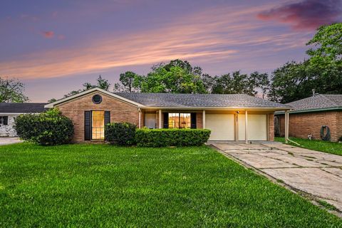 Photo of 7607 Grape Street, Houston, TX 77074 (MLS # 26325451)