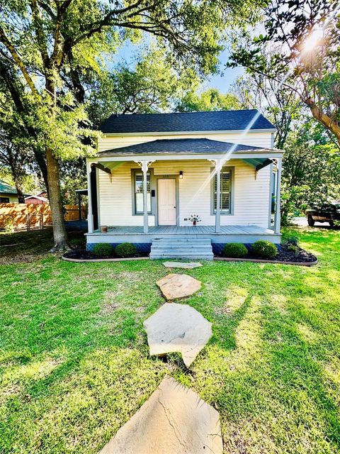 Photo of 419 Main St, La Grange, TX 78945 (MLS # 918948)
