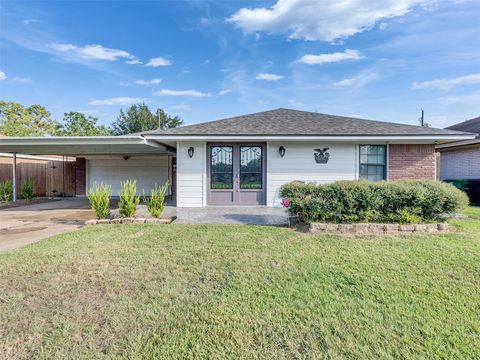 Photo of 667 Edgebrook Drive, Houston, TX 77034 (MLS # 25755810) Photo of 667 Edgebrook Drive, Houston, TX 77034 (MLS # 25755810)