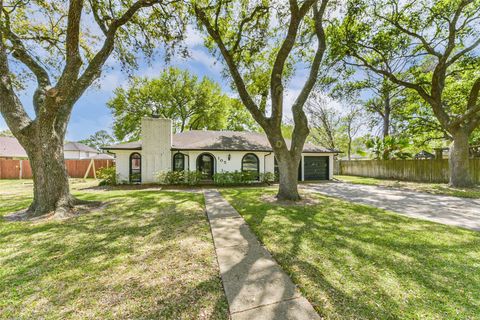 Photo of 105 W Wildwinn Drive, Alvin, TX 77511 (MLS # 96702144)