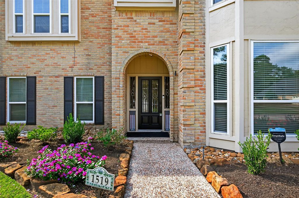 Photo of 1519 Lofty Maple Trail, Houston, TX 77345 (MLS # 22915772)