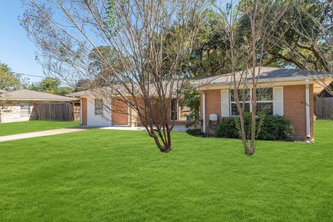 Photo of 1529 Pin Oak Drive, Huntsville, TX 77340 (MLS # 4202495) Photo of 1529 Pin Oak Drive, Huntsville, TX 77340 (MLS # 4202495)