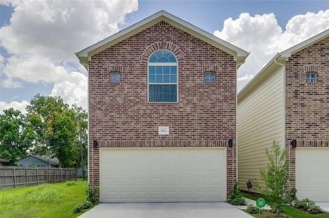 Photo of 612 E 38th Street, Houston, TX 77022 (MLS # 16137891)