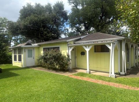 Photo of 709 W 34th Street, Houston, TX 77018 (MLS # 66240535)